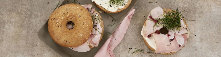 5916762 Bagel flerkorn med smøreost og skinke