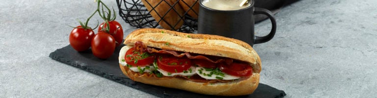 1920x500-5356977 Baguette fin 90g mozzarella tomat og bacon